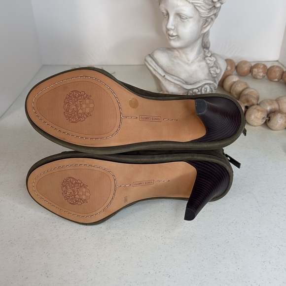 Vince Camuto Finaleigh Nubuck Leather Heeled Bootie’s Size 10 Forest Green - Picture 5 of 10